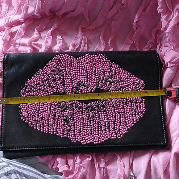 Black clutch with sequined lips👄NWOT - Picture 6 of 7